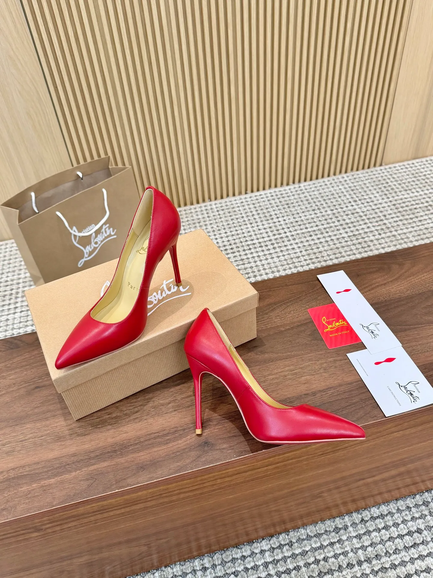 👟👟Ex-factory price 440👟👟 Genuine leather sole +40 Year-round shipment💝Christian Louboutin CL👠 Classic "Matte💎Cow Leather💎Series" noble and luxurious, real blingbling👟👟 Real materials, all customized by the pattern maker, and the materials are made of original customized materials to achieve the taste of the original 6 color options 💍 Upper: Imported 👉 cowhide 💪 Lining: Sheepskin foot pad/lining Size: 34-40.41.42 Heel height: 10.5cm and 8.5cm two options Leather sole Rubber sole